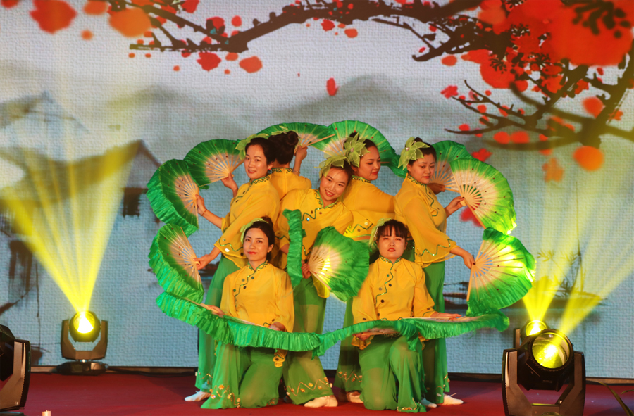 太阳集团tyc光电2019年联欢晚会\舞蹈-落花.jpg